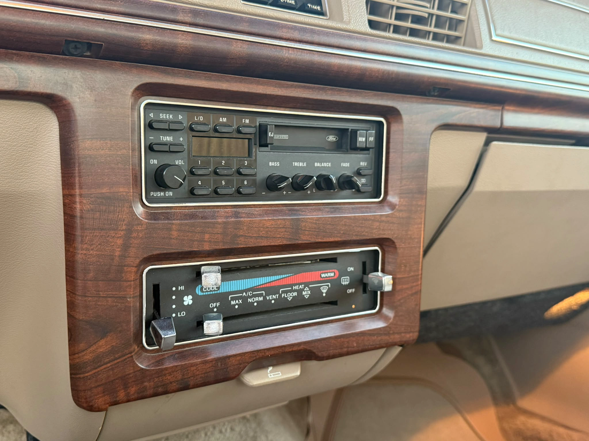 Ford Crown Victoria 1988 — photo 16 for sale in Qatar
