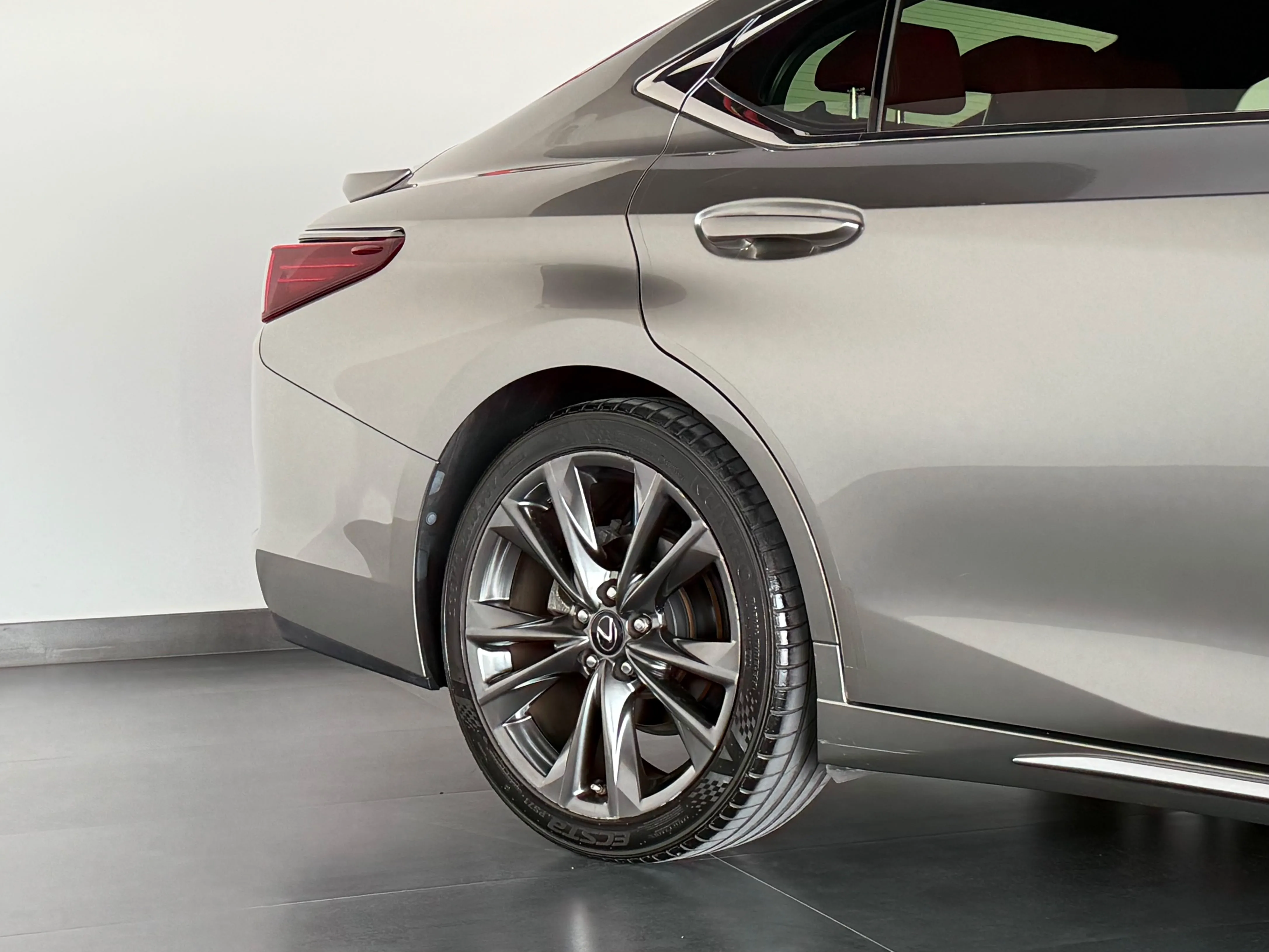 Lexus ES 350 2019 — photo 16 for sale in Qatar