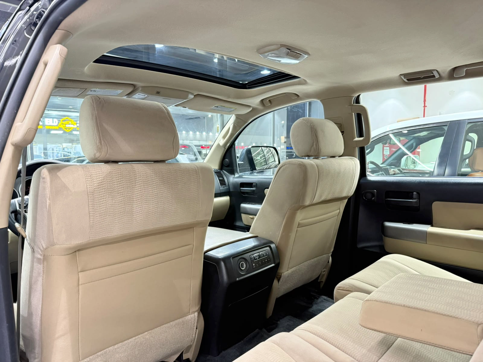 Toyota Sequoia 2015 — photo 8 for sale in Qatar