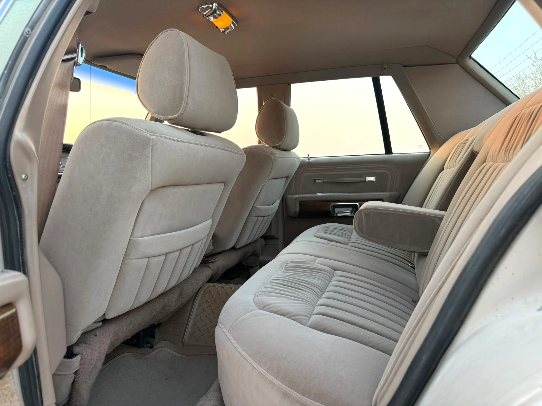 Ford Crown Victoria 1988 — photo 8 for sale in Qatar