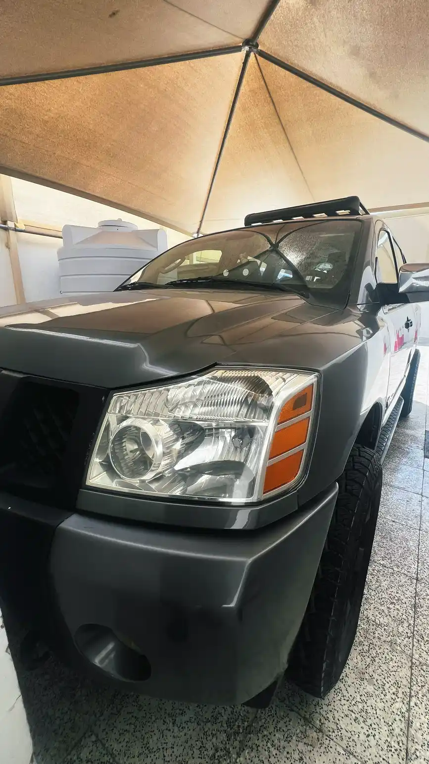 Nissan Armada LE 2005
