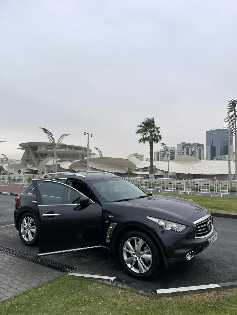 Infinity QX70 SUV 2014
