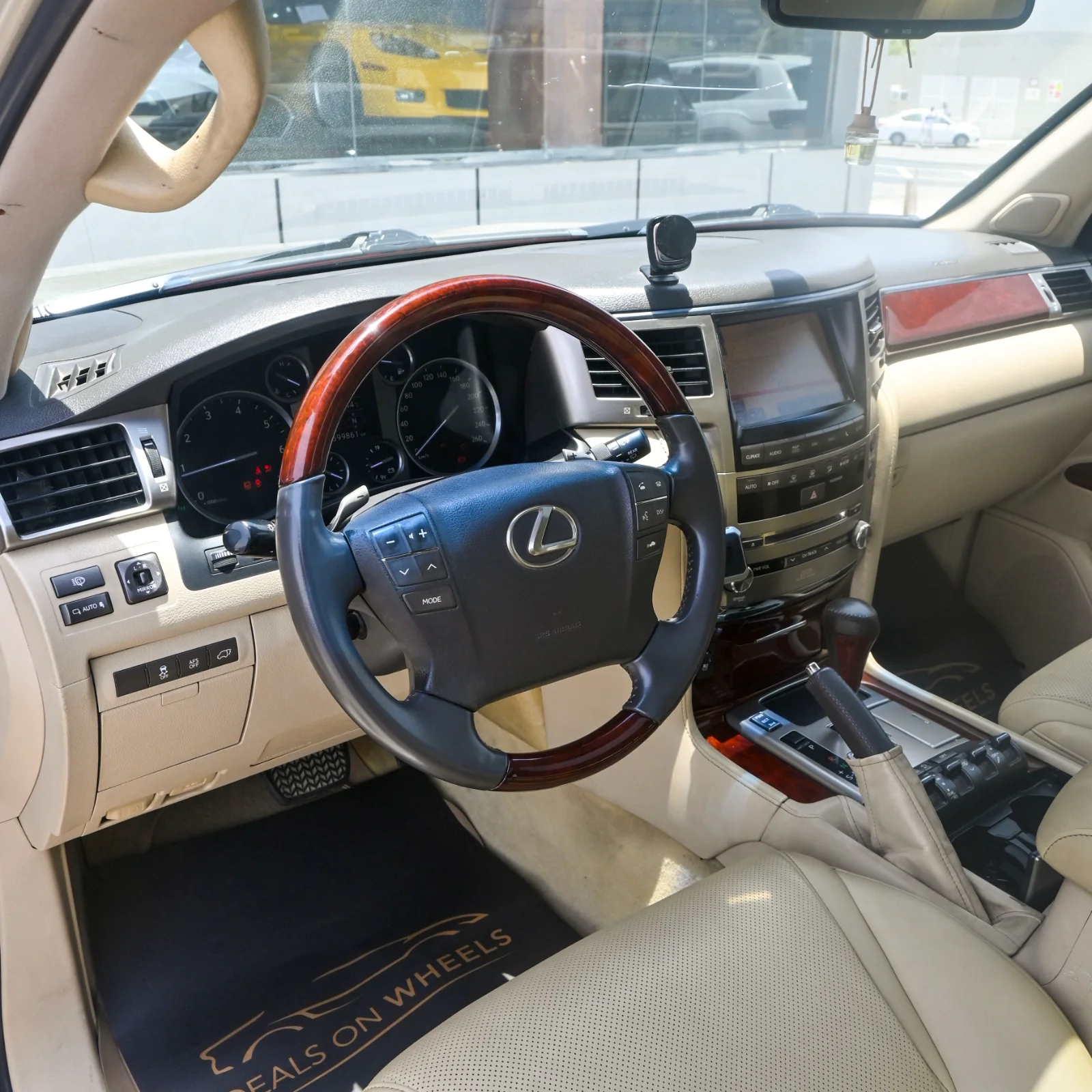 Lexus LX 570 2013 — photo 5 for sale in Qatar