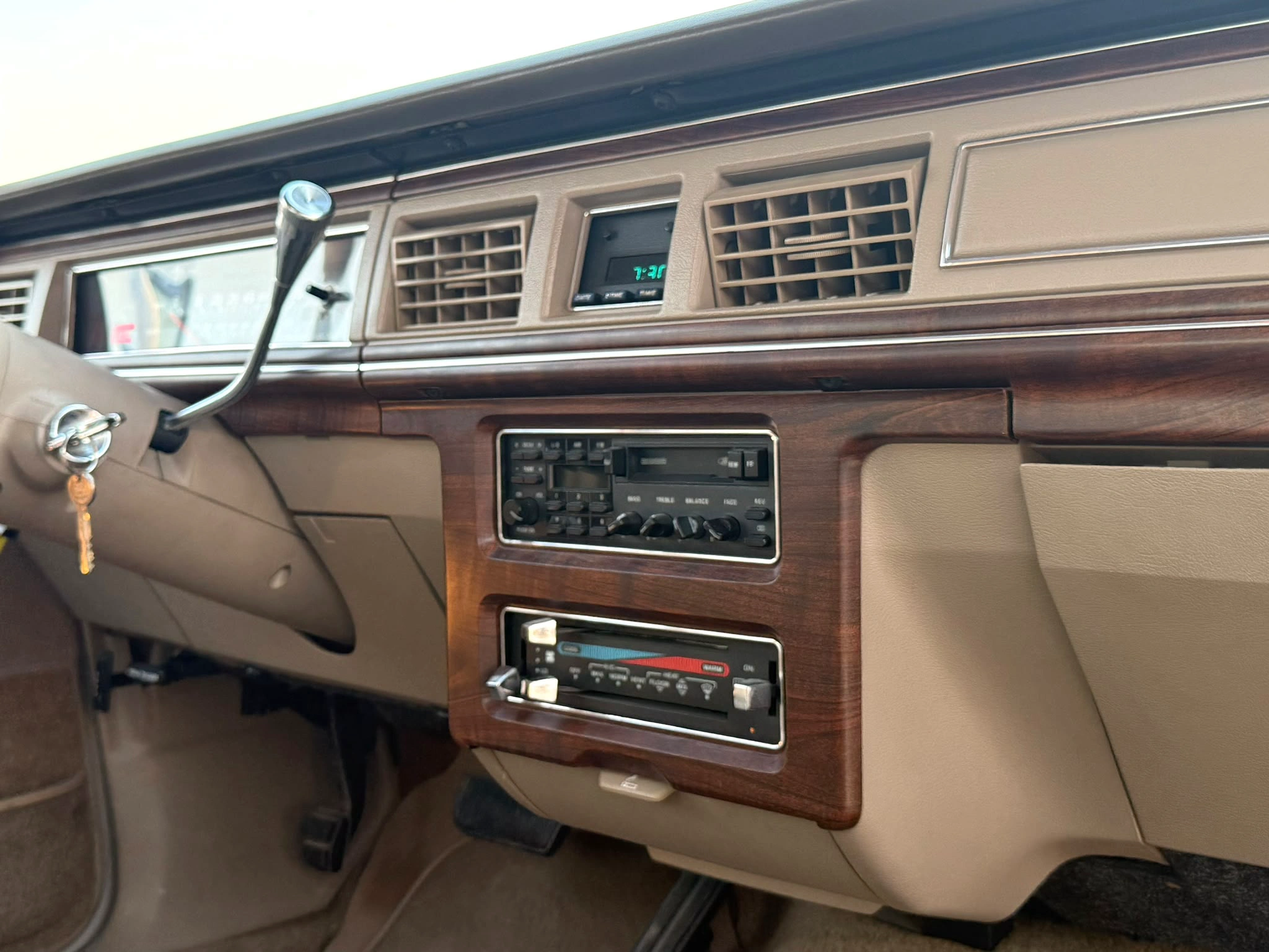 Ford Crown Victoria 1988 — photo 10 for sale in Qatar