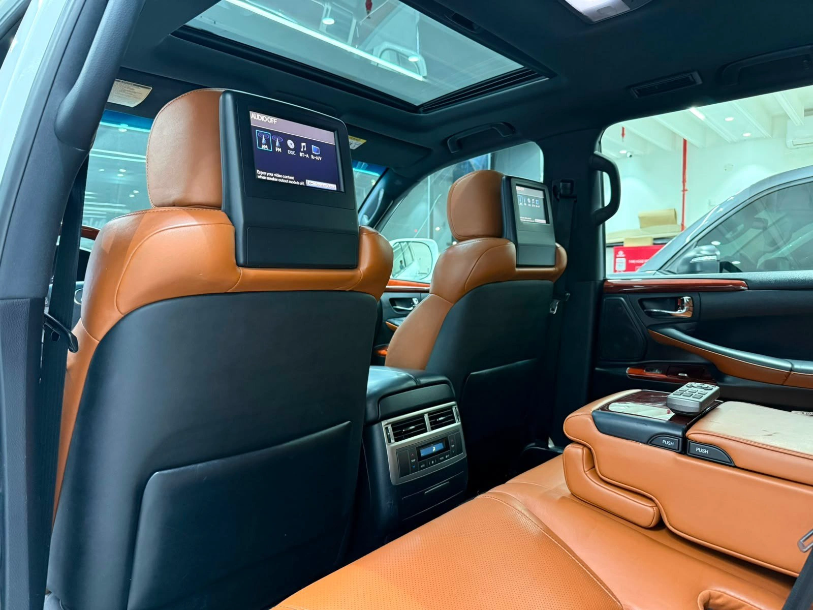 Lexus LX 570 2014 — photo 2 for sale in Qatar
